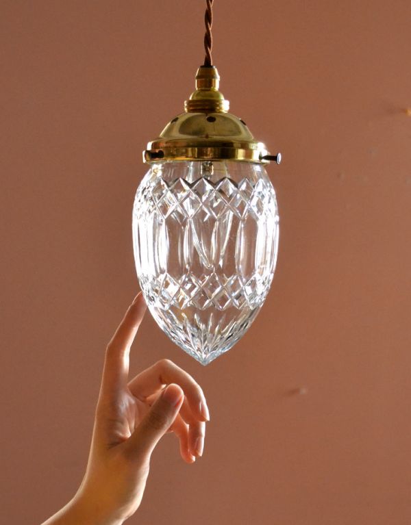 ペンダントライト　照明・ライティング　キラキラ輝くアンティークシェード、イギリスペンダントライト。アンティークのガラスは、光を通すとなんとも言えないステキな雰囲気でお部屋を照らしてくれます。(k-1280-z)
