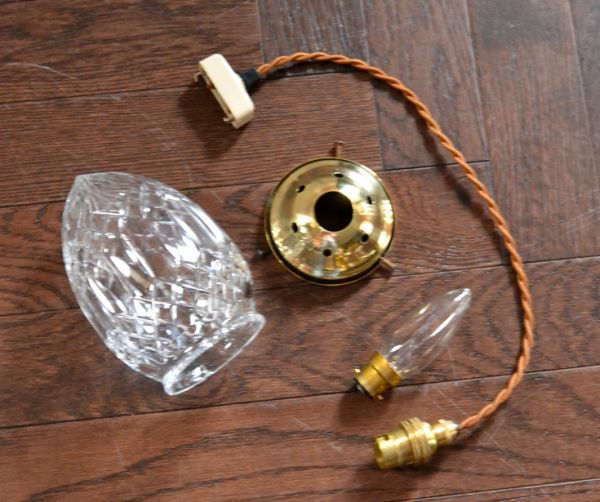 ペンダントライト　照明・ライティング　キラキラ輝くアンティークシェード、イギリスペンダントライト。ガラスシェード、コード、電球1個、ギャラリーを全てセットでお届けするので、届いてすぐに取り付けられます。(k-1280-z)