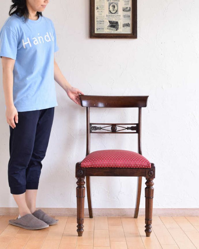 サロンチェア　アンティーク チェア　マホガニー材の木目が艶やかな、アンティークサロンチェア。座るためだけじゃなく見て楽しむ椅子上質な雰囲気が漂うアンティークのサロンチェアは、座るためだけの椅子ではありません。(k-1283-c)
