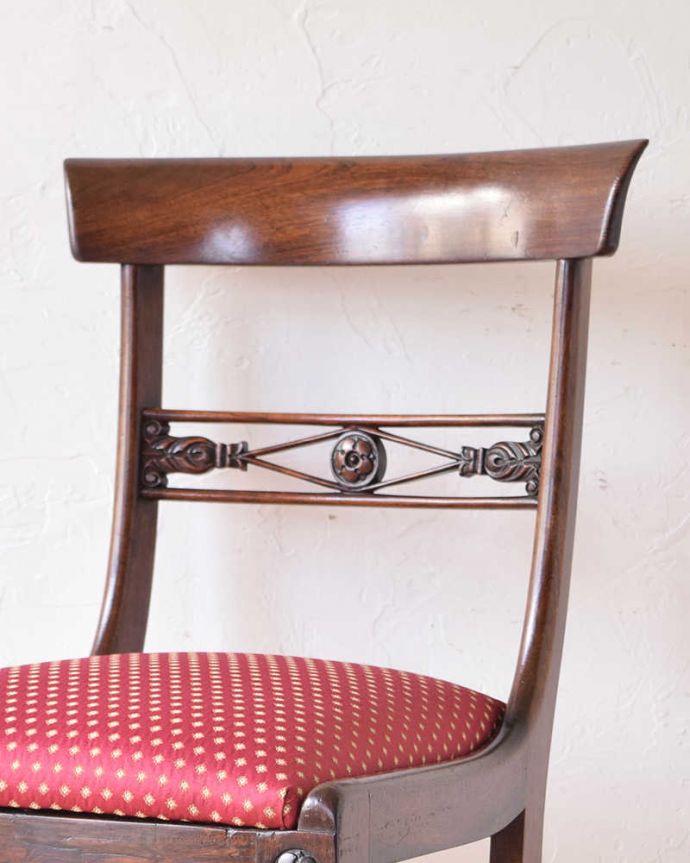 サロンチェア　アンティーク チェア　マホガニー材の木目が艶やかな、アンティークサロンチェア。アンティークらしい背もたれの装飾上質な雰囲気を漂わせる細かい彫。(k-1283-c)