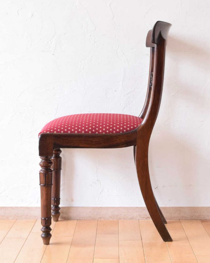 サロンチェア　アンティーク チェア　マホガニー材の木目が艶やかな、アンティークサロンチェア。横から見ても優雅な立ち姿しっかり組み直してあるので、横から見てもキレイです。(k-1283-c)