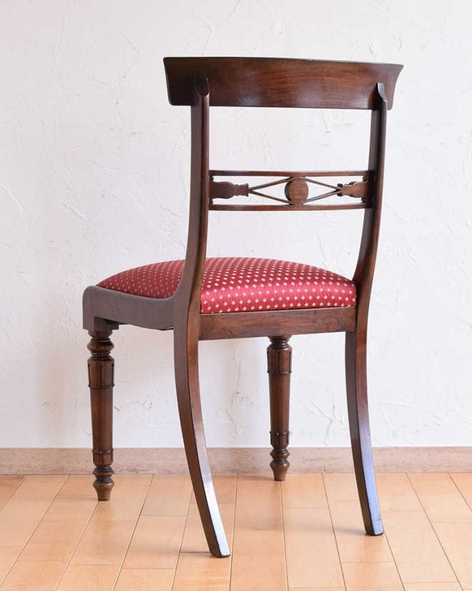 サロンチェア　アンティーク チェア　マホガニー材の木目が艶やかな、アンティークサロンチェア。しっかり修復したので、後ろ姿にも自信がありますいろんな修復方法がありますが、Handleでは専門の職人が一度、全てをバラしてから丁寧に組み上げているのでクオリティが違います。(k-1283-c)