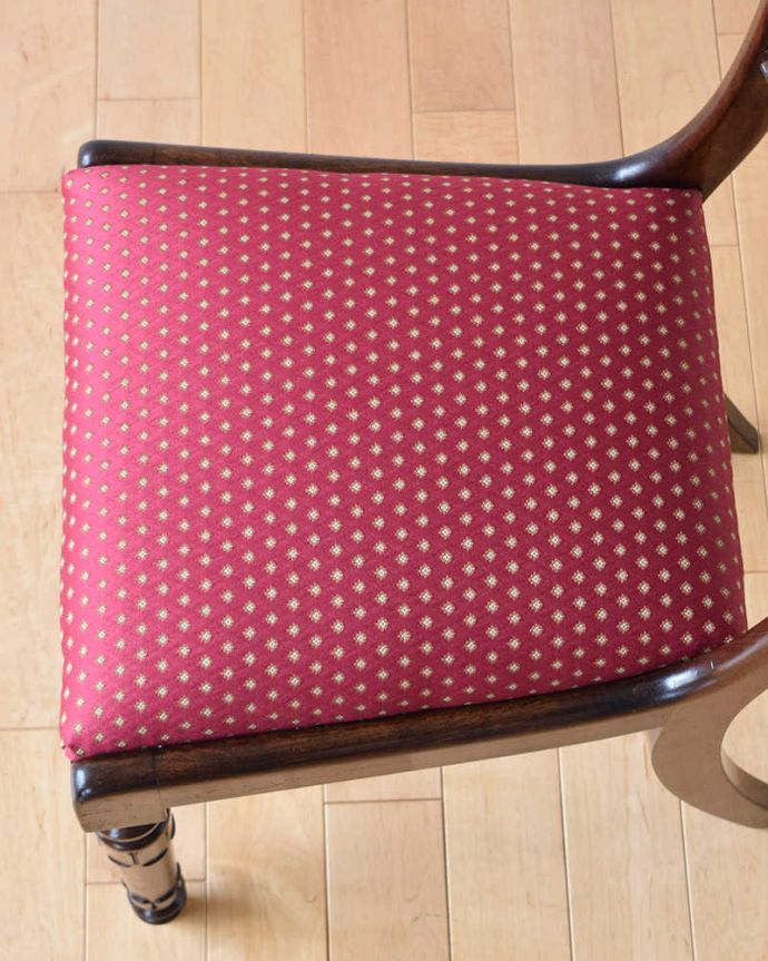 サロンチェア　アンティーク チェア　マホガニー材の木目が艶やかな、アンティークサロンチェア。新しく貼り替えました修復の際、座面の生地も新しいものに貼り替えてあります。(k-1283-c)