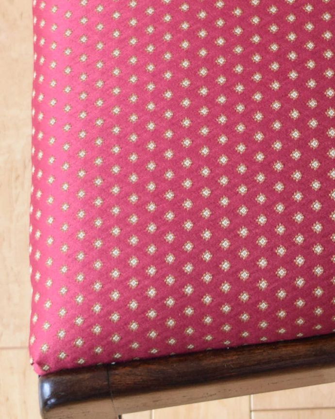 サロンチェア　アンティーク チェア　マホガニー材の木目が艶やかな、アンティークサロンチェア。生地もこだわって選びました椅子の優雅さをそのままにしておきたくて、座面の生地選びにもこだわりました。(k-1283-c)