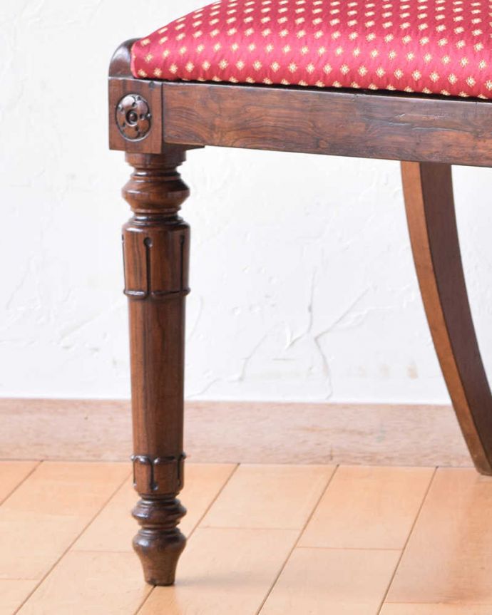 サロンチェア　アンティーク チェア　マホガニー材の木目が艶やかな、アンティークサロンチェア。床を滑らせて移動出来ますHandleではアンティークチェアの脚の裏にフェルトキーパーをお付けしています。(k-1283-c)