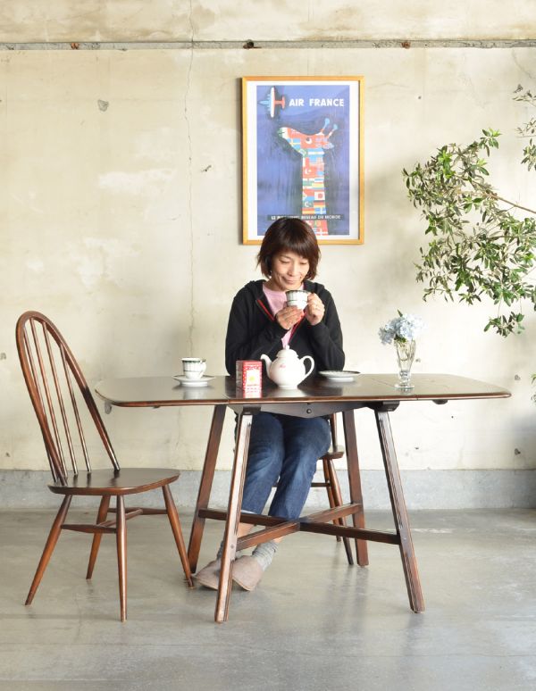 アーコールの家具 アンティーク家具 北欧のヴィンテージ家具、アーコールのドロップリーフダイニングテーブル(伸張式)。大人気のダイニングテーブル。(k-1283-f)