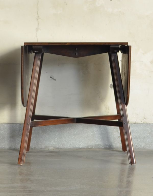 アーコールの家具 アンティーク家具 北欧のヴィンテージ家具、アーコールのドロップリーフダイニングテーブル(伸張式)。使わないときは、たたんで壁につけておけば、お部屋が広く使えます。(k-1283-f)