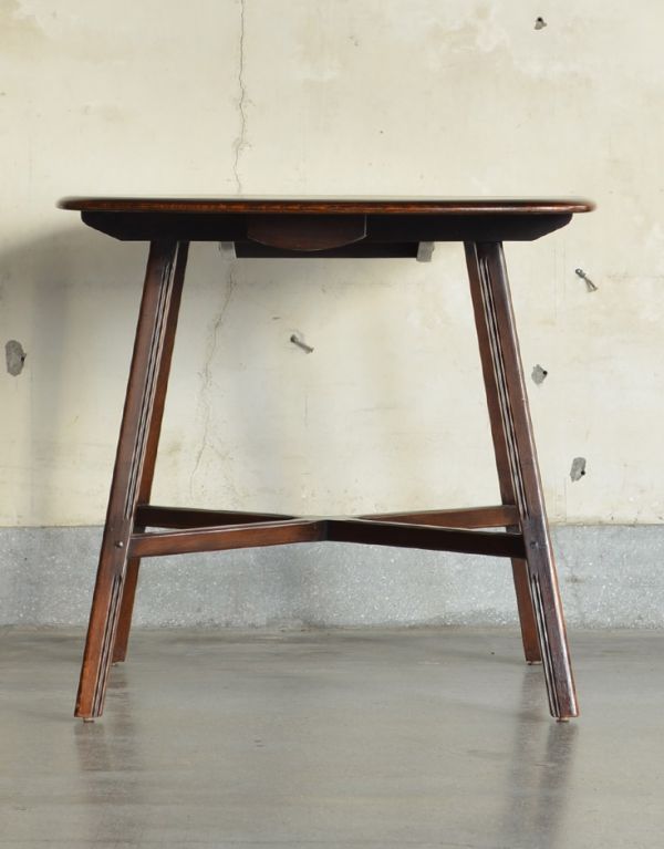 アーコールの家具 アンティーク家具 北欧のヴィンテージ家具、アーコールのドロップリーフダイニングテーブル(伸張式)。横から見るとこんな感じです。(k-1283-f)