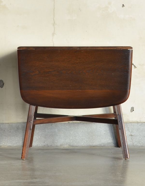 アーコールの家具 アンティーク家具 北欧のヴィンテージ家具、アーコールのドロップリーフダイニングテーブル(伸張式)。使わないときは、たたんで壁につけておけば、お部屋が広く使えます。(k-1283-f)