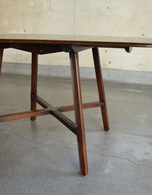 アーコールの家具 アンティーク家具 北欧のヴィンテージ家具、アーコールのドロップリーフダイニングテーブル(伸張式)。アーコールらしい美しくスマートな脚。(k-1283-f)