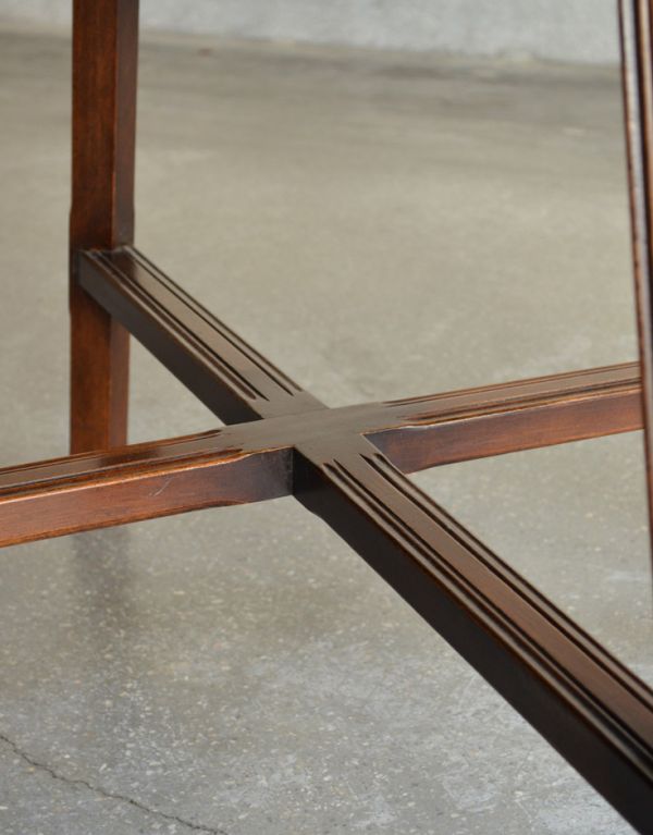 アーコールの家具 アンティーク家具 北欧のヴィンテージ家具、アーコールのドロップリーフダイニングテーブル(伸張式)。脚のクロスが格好良い雰囲気!しっかり支えているので、お子さまのいるご家庭にもおススメです。(k-1283-f)