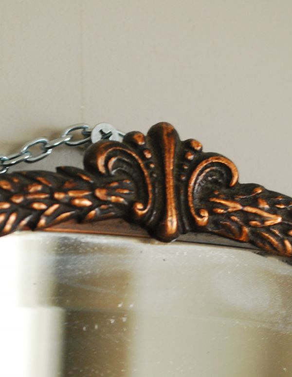 アンティーク雑貨 イギリスから到着したウッドフレームのアンティークミラー(オーバルタイプ)。トップには美しい装飾が付いています。(k-1283-z)