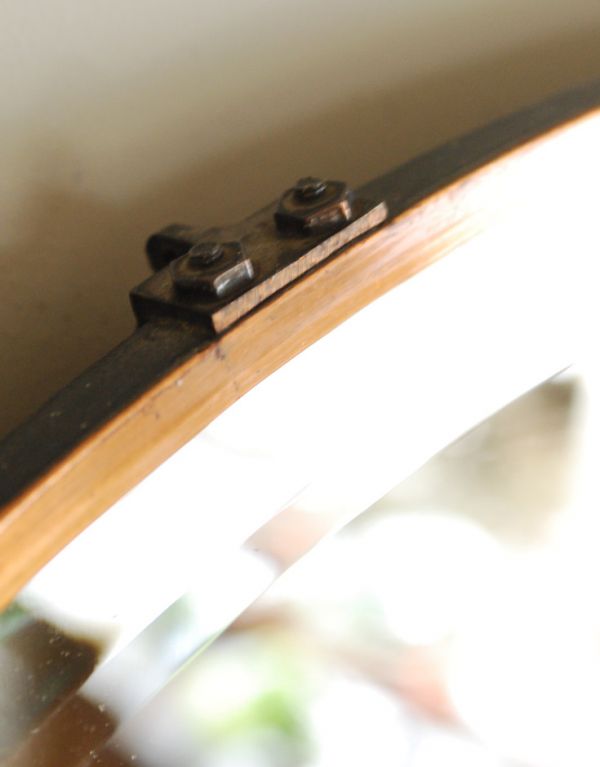 アンティーク雑貨 イギリスから到着したウッドフレームのアンティークミラー(オーバルタイプ)。現代のミラーの倍くらいの厚みがあるんです。(k-1283-z)