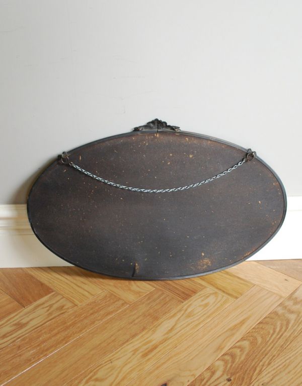 アンティーク雑貨 イギリスから到着したウッドフレームのアンティークミラー(オーバルタイプ)。壁に取り付けられるように金具が付いています。(k-1283-z)