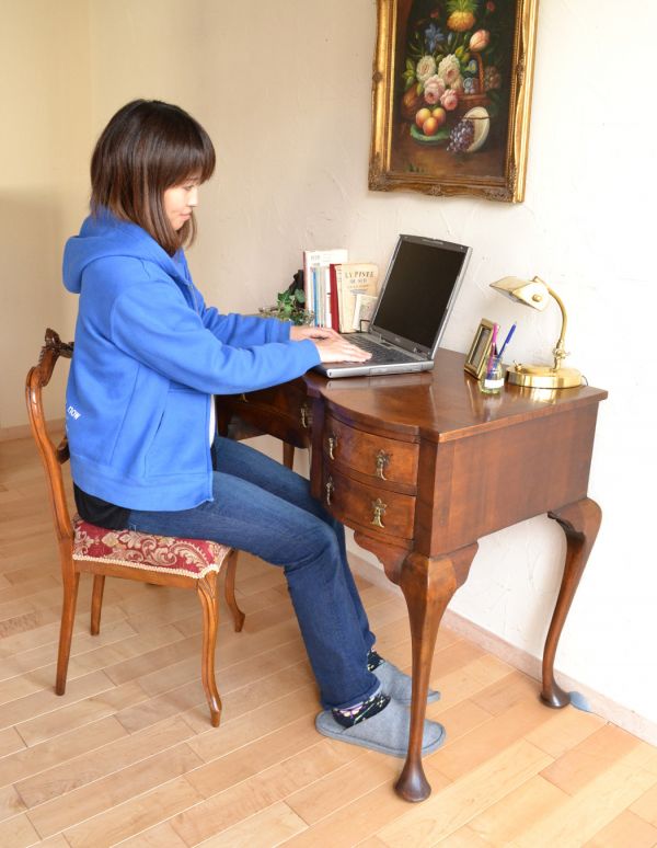 ロイドテーブル　アンティーク家具　優雅なアンティーク英国家具、ウォルナット材のライティングデスク。落ち着いた雰囲気のデスク。(k-1285-f)