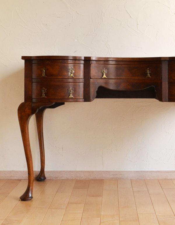 ロイドテーブル　アンティーク家具　優雅なアンティーク英国家具、ウォルナット材のライティングデスク。ウォルナットの美しい木目が自慢！外国製のデスクは装飾があちこちにあるので、絵になるアイテム。(k-1285-f)