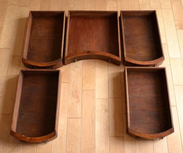 ロイドテーブル　アンティーク家具　優雅なアンティーク英国家具、ウォルナット材のライティングデスク。広々とした引き出しがあります。(k-1285-f)