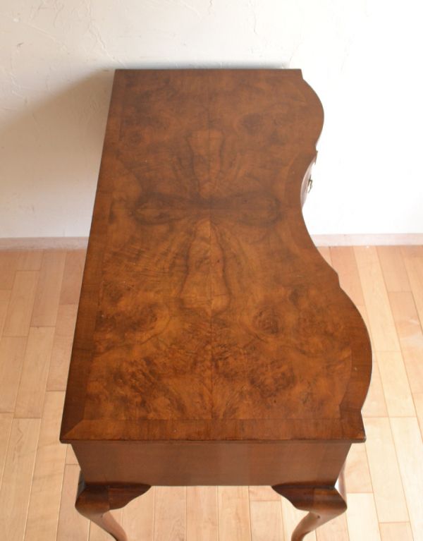 ロイドテーブル　アンティーク家具　優雅なアンティーク英国家具、ウォルナット材のライティングデスク。ピカピカの天板です。(k-1285-f)