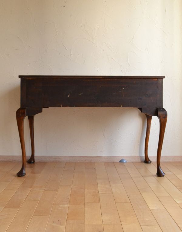 ロイドテーブル　アンティーク家具　優雅なアンティーク英国家具、ウォルナット材のライティングデスク。きちんとメンテナンスしてあるので、裏側もキレイです。(k-1285-f)