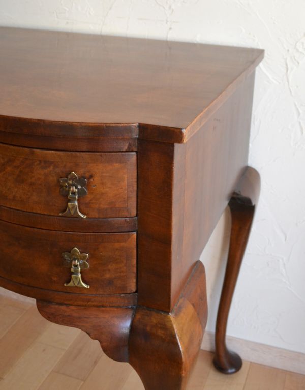 ロイドテーブル　アンティーク家具　優雅なアンティーク英国家具、ウォルナット材のライティングデスク。とってもシンプルな仕上がりなのに、この存在感です。(k-1285-f)