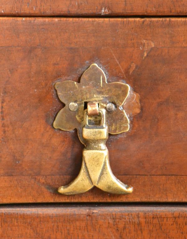 ロイドテーブル　アンティーク家具　優雅なアンティーク英国家具、ウォルナット材のライティングデスク。味わい深い取っ手から、時間の流れを感じることができます。(k-1285-f)