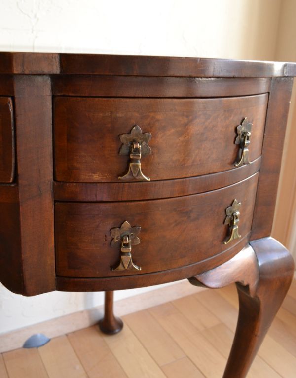 ロイドテーブル　アンティーク家具　優雅なアンティーク英国家具、ウォルナット材のライティングデスク。デスクの正面は、湾曲しているので、それだけで高級感が増します。(k-1285-f)