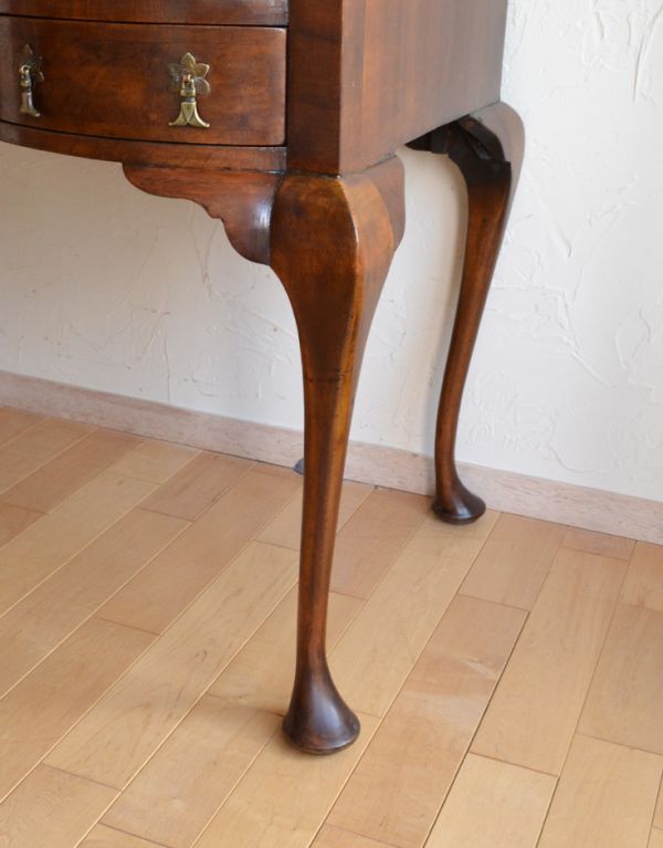 ロイドテーブル　アンティーク家具　優雅なアンティーク英国家具、ウォルナット材のライティングデスク。しっかりとした安定感があります。(k-1285-f)