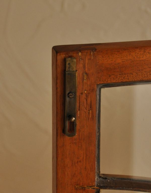 アンティークのキャビネット　アンティーク家具　美しい英国アンティーク家具、引き出し付きのガラスキャビネット。扉を留めるためのストッパーも当時のものです。(k-1286-f)