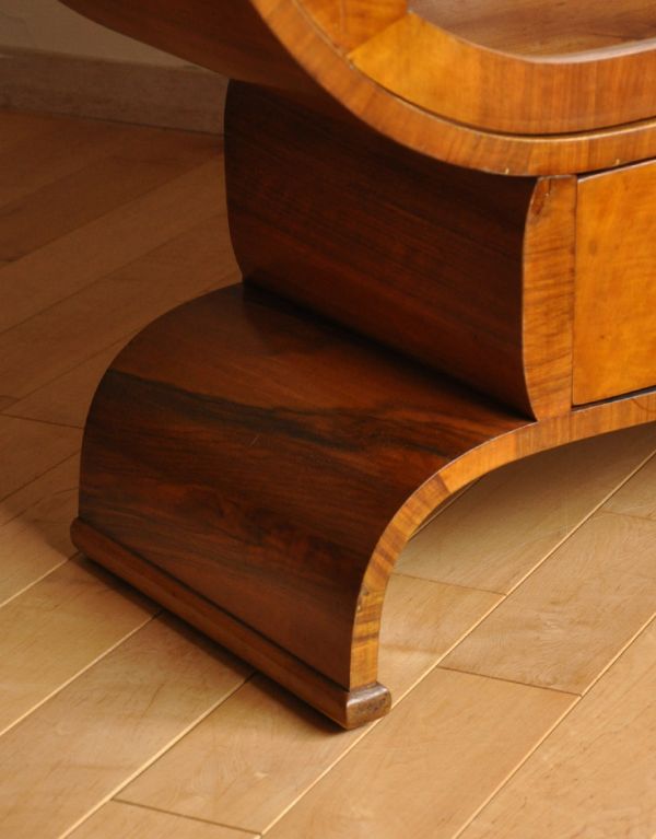 アンティークのキャビネット　アンティーク家具　美しい英国アンティーク家具、引き出し付きのガラスキャビネット。脚の先までこだわったデザインです。(k-1286-f)