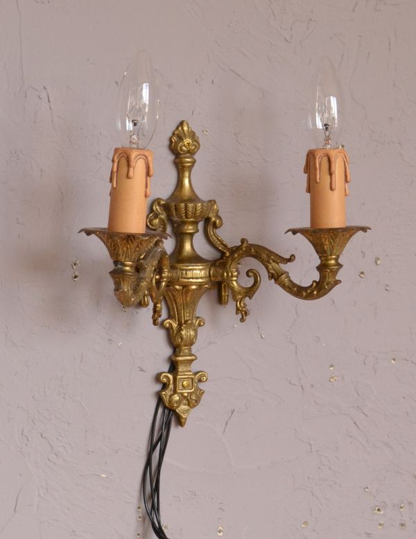 壁付けブラケット　照明・ライティング　アンティークの壁付け照明、真鍮製のウォールブラケット（２灯）（.Ｅ17シャンデリア球付）。存在感のある素敵なアンティークのウォールブラケットです。(k-1286-z)