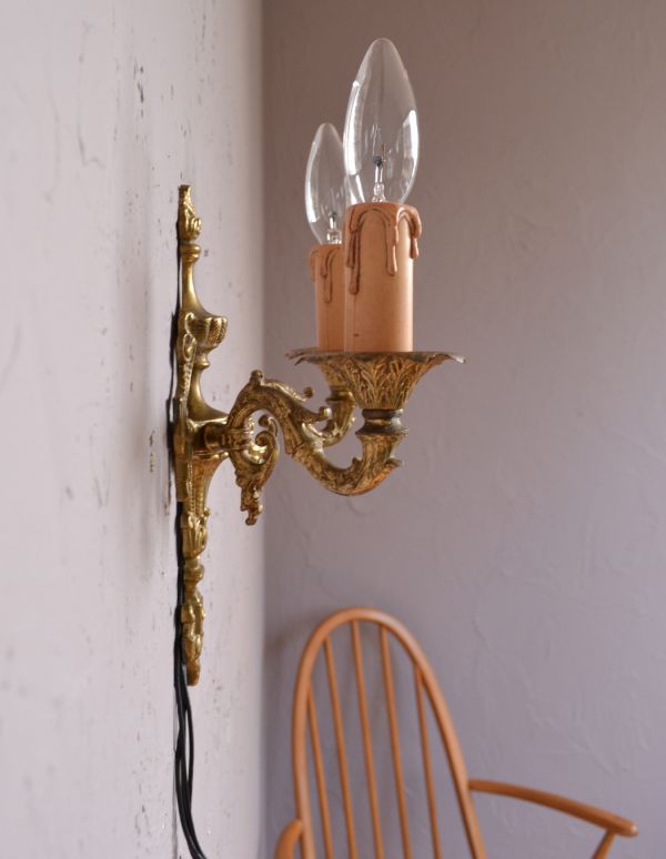 壁付けブラケット　照明・ライティング　アンティークの壁付け照明、真鍮製のウォールブラケット（２灯）（.Ｅ17シャンデリア球付）。壁のお洒落を楽しむのにはピッタリな存在感です。(k-1286-z)