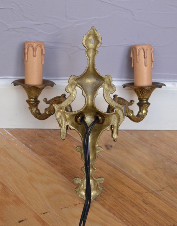 壁付けブラケット　照明・ライティング　アンティークの壁付け照明、真鍮製のウォールブラケット（２灯）（.Ｅ17シャンデリア球付）。壁の中に配線をする場合は、電気屋さんによる取り付け工事が必要です。(k-1286-z)