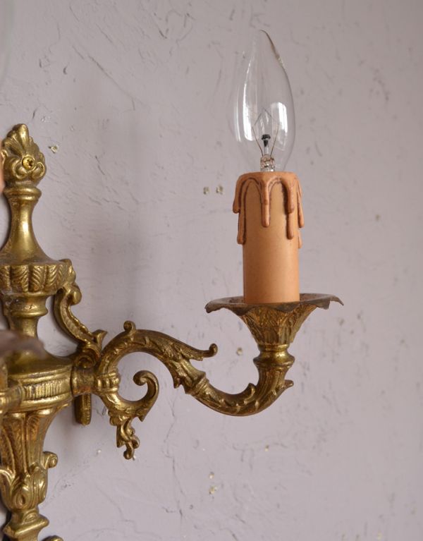 壁付けブラケット　照明・ライティング　アンティークの壁付け照明、真鍮製のウォールブラケット（２灯）（.Ｅ17シャンデリア球付）。まるでロウソクが点灯しているようなデザインがお洒落です。(k-1286-z)