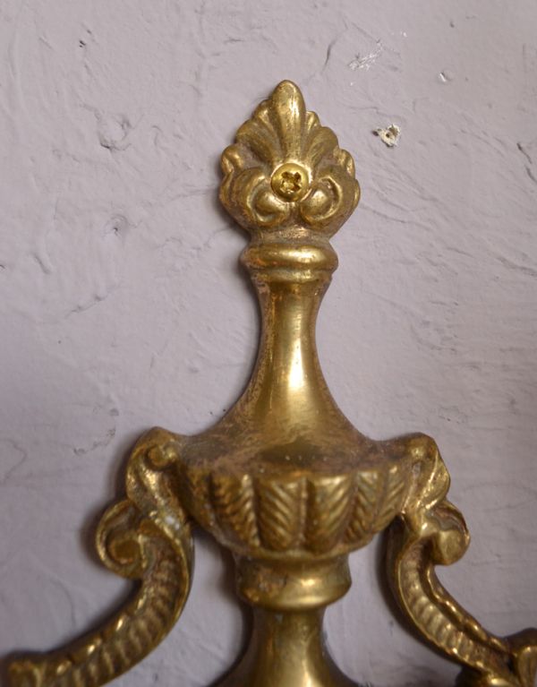 壁付けブラケット　照明・ライティング　アンティークの壁付け照明、真鍮製のウォールブラケット（２灯）（.Ｅ17シャンデリア球付）。ビス用の穴は上下２箇所あります。(k-1286-z)