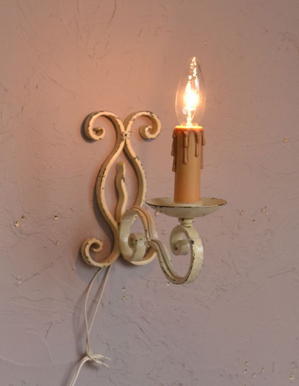 壁付けブラケット　照明・ライティング　アイアンアームのアンティーク照明、白色の壁付けブラケット（１灯）（Ｅ17シャンデリア球付）。壁を照らすとロマンチックな空間の完成です。(k-1287-z)