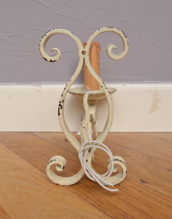 壁付けブラケット　照明・ライティング　アイアンアームのアンティーク照明、白色の壁付けブラケット（１灯）（Ｅ17シャンデリア球付）。壁の中に配線をする場合は、電気屋さんによる取り付け工事が必要です。(k-1287-z)