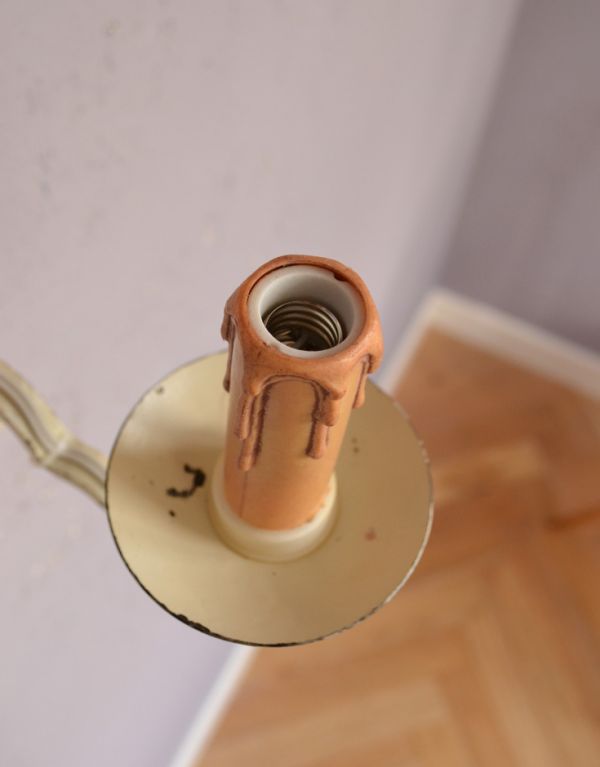 壁付けブラケット　照明・ライティング　アイアンアームのアンティーク照明、白色の壁付けブラケット（１灯）（Ｅ17シャンデリア球付）。しっかりオーバーホウルをしたので、ご安心下さい。(k-1287-z)