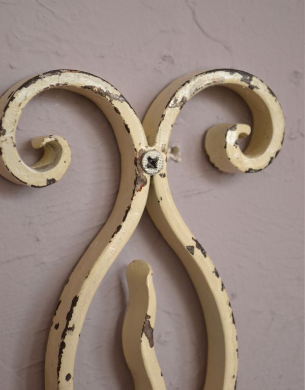 壁付けブラケット　照明・ライティング　アイアンアームのアンティーク照明、白色の壁付けブラケット（１灯）（Ｅ17シャンデリア球付）。ビス用の穴が開いています。(k-1287-z)