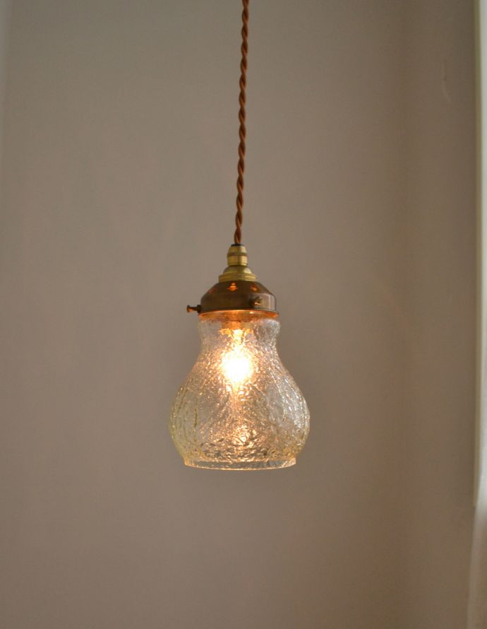 ペンダントライト　照明・ライティング　イギリスで見つけたアンティーク照明、ガラスのペンダントライト。ふわんと膨らんだ優しいシルエットのランプは、１つでも存在感たっぷりです。(k-1289-z)