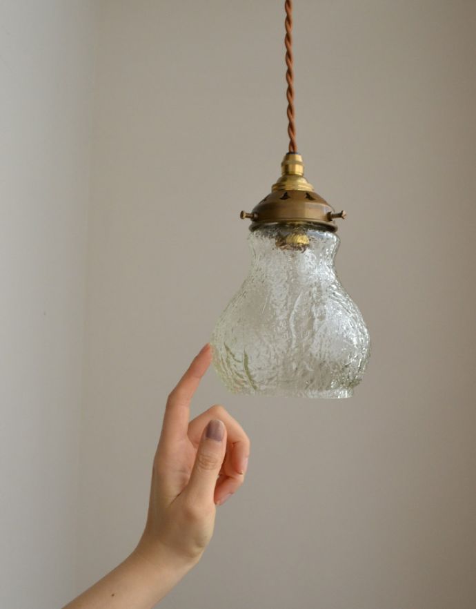 ペンダントライト　照明・ライティング　イギリスで見つけたアンティーク照明、ガラスのペンダントライト。アンティークのガラスは、光を通すとなんとも言えないステキな雰囲気でお部屋を照らしてくれます。(k-1289-z)