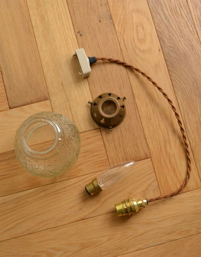 ペンダントライト　照明・ライティング　イギリスで見つけたアンティーク照明、ガラスのペンダントライト。ガラスシェード、コード、電球1個、ギャラリーを全てセットでお届けするので、 届いてすぐに取り付けられます。(k-1289-z)