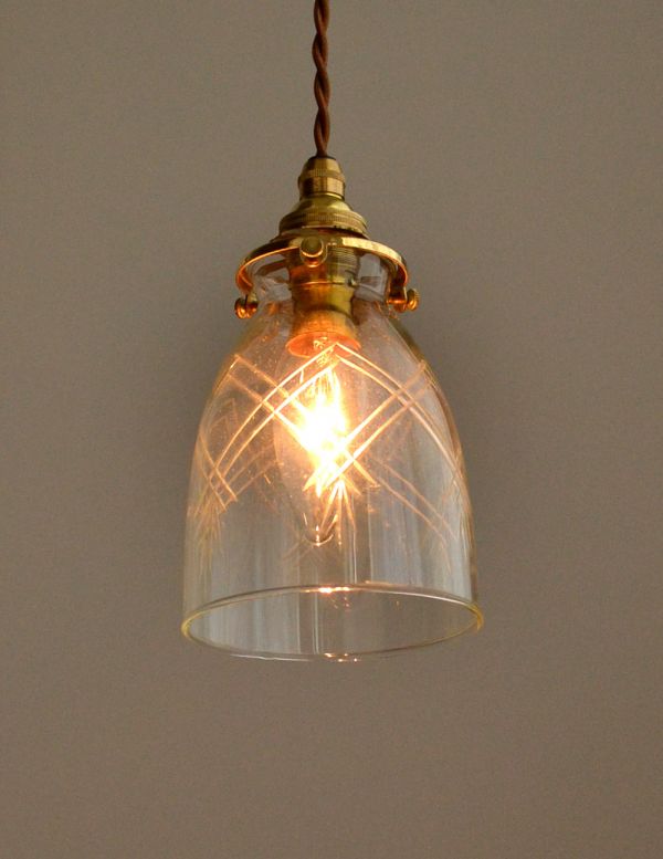 ペンダントライト　照明・ライティング　明かりを点けるとより美しい、アンティークペンダントライト（コード・シャンデリア電球・ギャラリーA付き）。明かりを点けると、カッティングされているデザインの所に光が反射してきらきら輝きます。(k-1290-z)