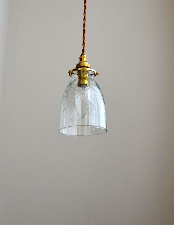 ペンダントライト　照明・ライティング　明かりを点けるとより美しい、アンティークペンダントライト（コード・シャンデリア電球・ギャラリーA付き）。シンプルなガラスシェードがお部屋を引き立たせます。(k-1290-z)