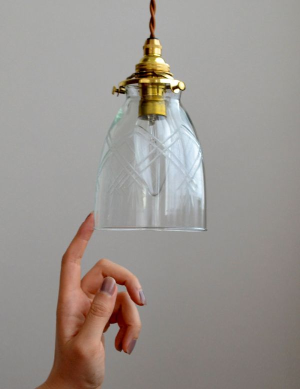 ペンダントライト　照明・ライティング　明かりを点けるとより美しい、アンティークペンダントライト（コード・シャンデリア電球・ギャラリーA付き）。アンティークのガラスは、光を通すとなんとも言えないステキな雰囲気でお部屋を照らしてくれます。(k-1290-z)