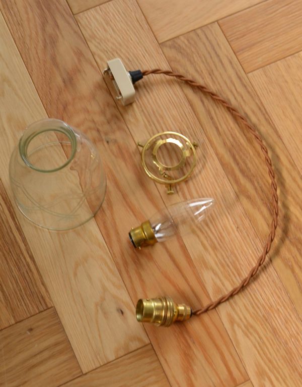 ペンダントライト　照明・ライティング　明かりを点けるとより美しい、アンティークペンダントライト（コード・シャンデリア電球・ギャラリーA付き）。ガラスシェード、コード、電球1個、ギャラリーを全てセットでお届けするので、届いてすぐに取り付けられます。(k-1290-z)