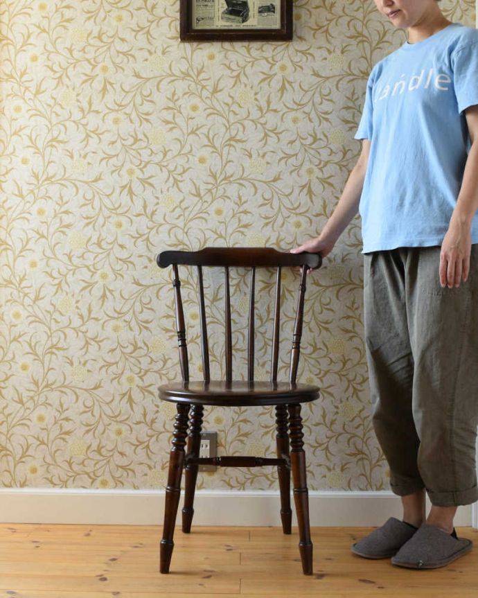 キッチンチェア アンティーク チェア 英国輸入のアンティーク椅子、丸い座面の可愛いキッチンチェア。なんとも言えないあたたかみのある椅子家庭のキッチンで使われていた素朴なデザインの椅子は、なんだかほっこりあたたかい雰囲気なんです。(k-1292-c)