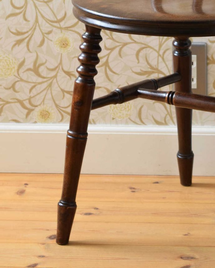 キッチンチェア アンティーク チェア 英国輸入のアンティーク椅子、丸い座面の可愛いキッチンチェア。移動もラクラクHandleのアンティークチェアの脚の裏には、フェルトキーパーをお付けしていますので、床を滑らせてお使い頂けます。(k-1292-c)