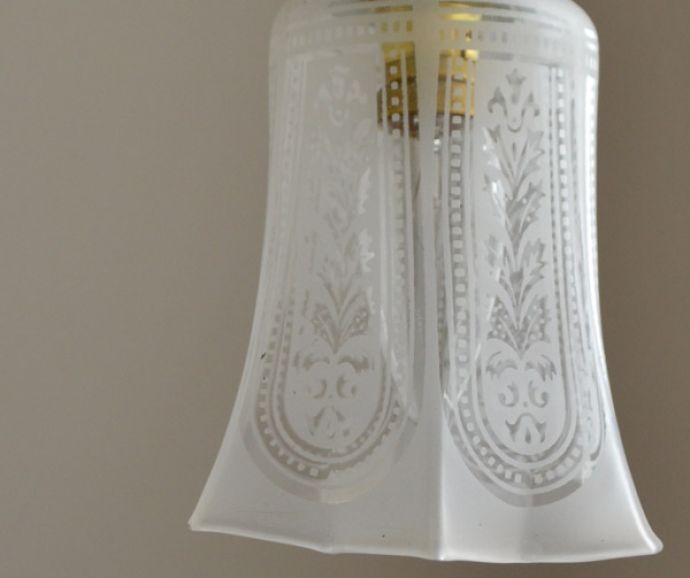 ペンダントライト 照明・ライティング イギリスのアンティーク照明、模様が美しいペンダントランプ。シェードは、アンティークのため、誤差があったり、キズ、汚れが入っている場合もあります。(k-1292-z)