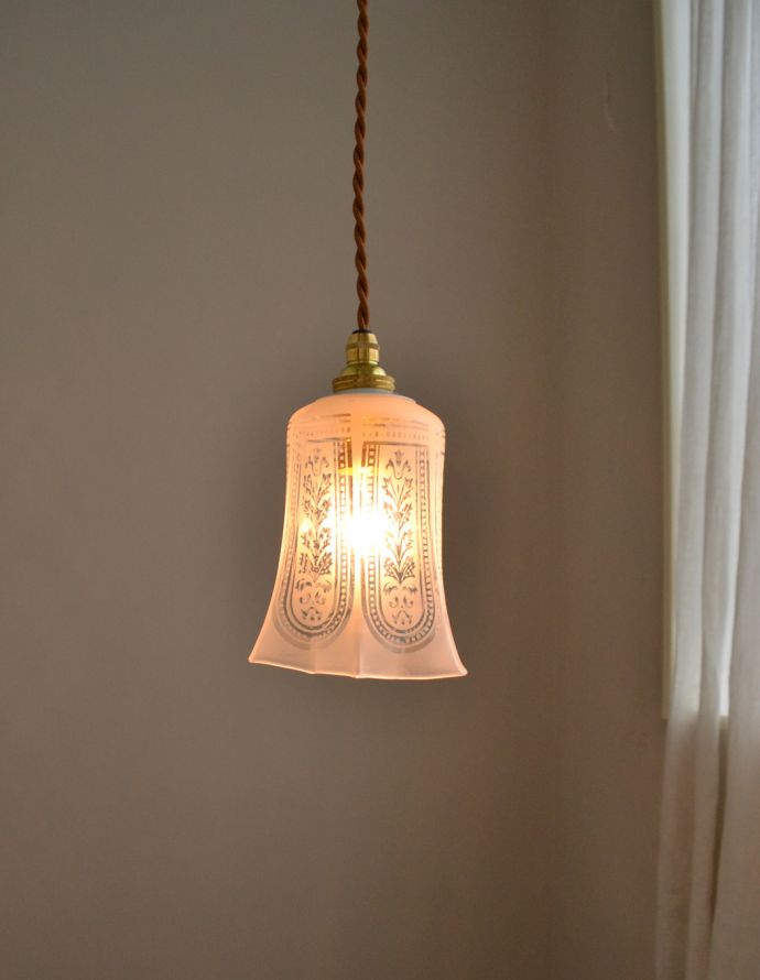 ペンダントライト 照明・ライティング イギリスのアンティーク照明、模様が美しいペンダントランプ。あたたかい光がお部屋を包み込みます。(k-1292-z)