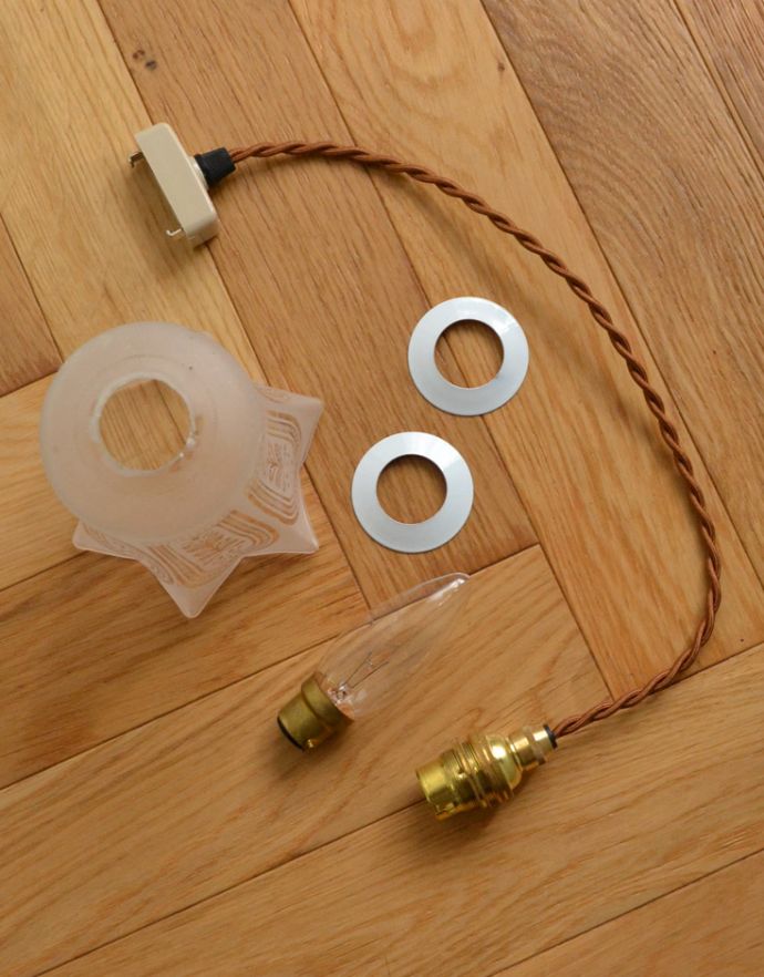 ペンダントライト 照明・ライティング イギリスのアンティーク照明、模様が美しいペンダントランプ。ガラスシェード、コード、電球1個、ギャラリーを全てセットでお届けするので、届いてすぐに取り付けられます。(k-1292-z)